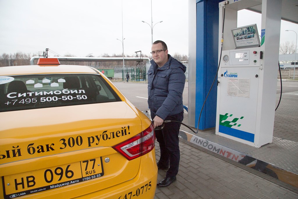 Аренда такси на газу. Автомобили на природном газе. Такси на АЗС. Такси на метане. Такси заправляется.